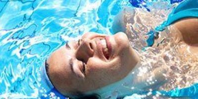 ¿Cómo afecta el agua de la piscina a nuestra boca?
